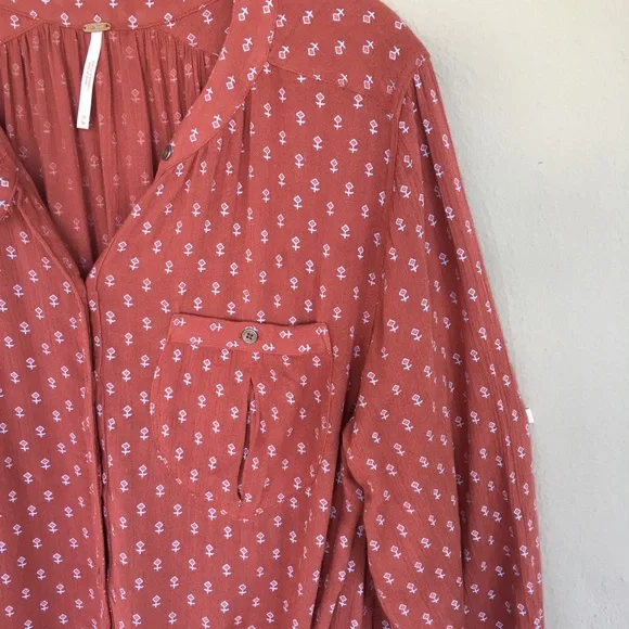Free People Boho Printed Shirt Size Medium 1/2 Button Long Sleeves Rushing Back - Picture 3 of 10